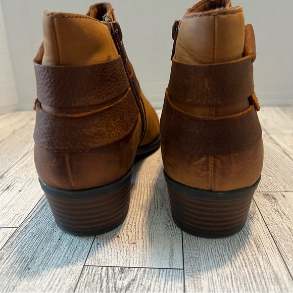 Clarks Addiy Cora tan Brown nubuck ankle Boots Distressed  strap buckle 8.5M Zip - Picture 7 of 13